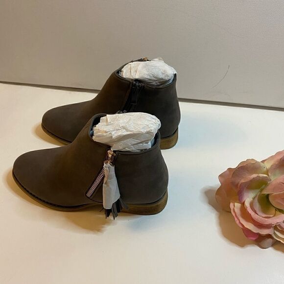 💥Brinley CO. Side zip faux suede ankle Boot Size:6 - Picture 5 of 9